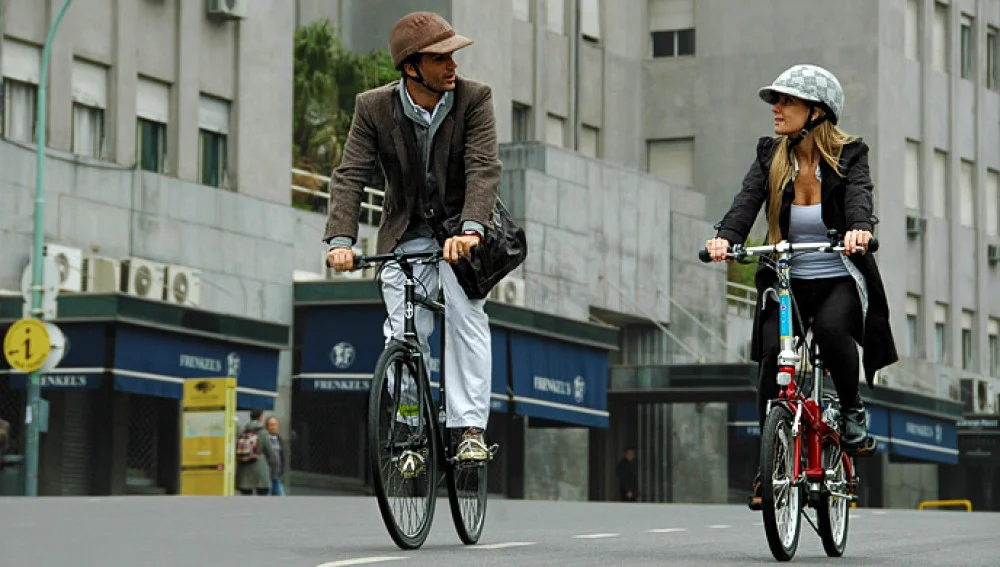 ¿Pueden multarme por ir en la bici sin casco?